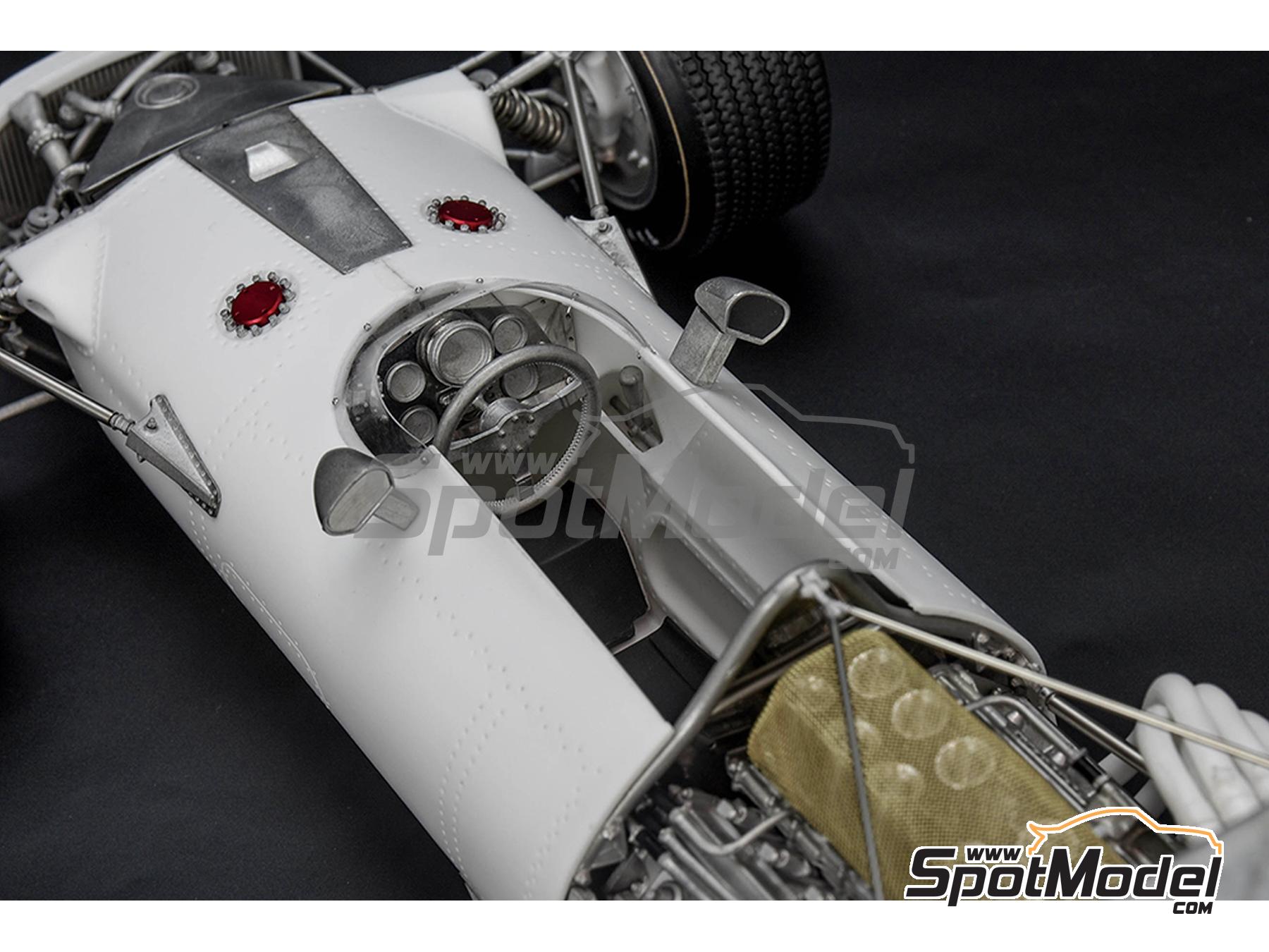 Model Factory Hiro K828: Car scale model kit 1/12 scale
